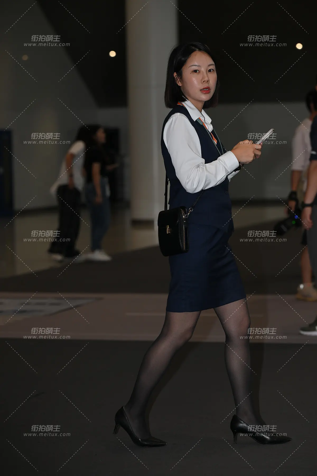2563-48-45 白衬衫马甲黑丝商务车短发销售 [45P-818MB]