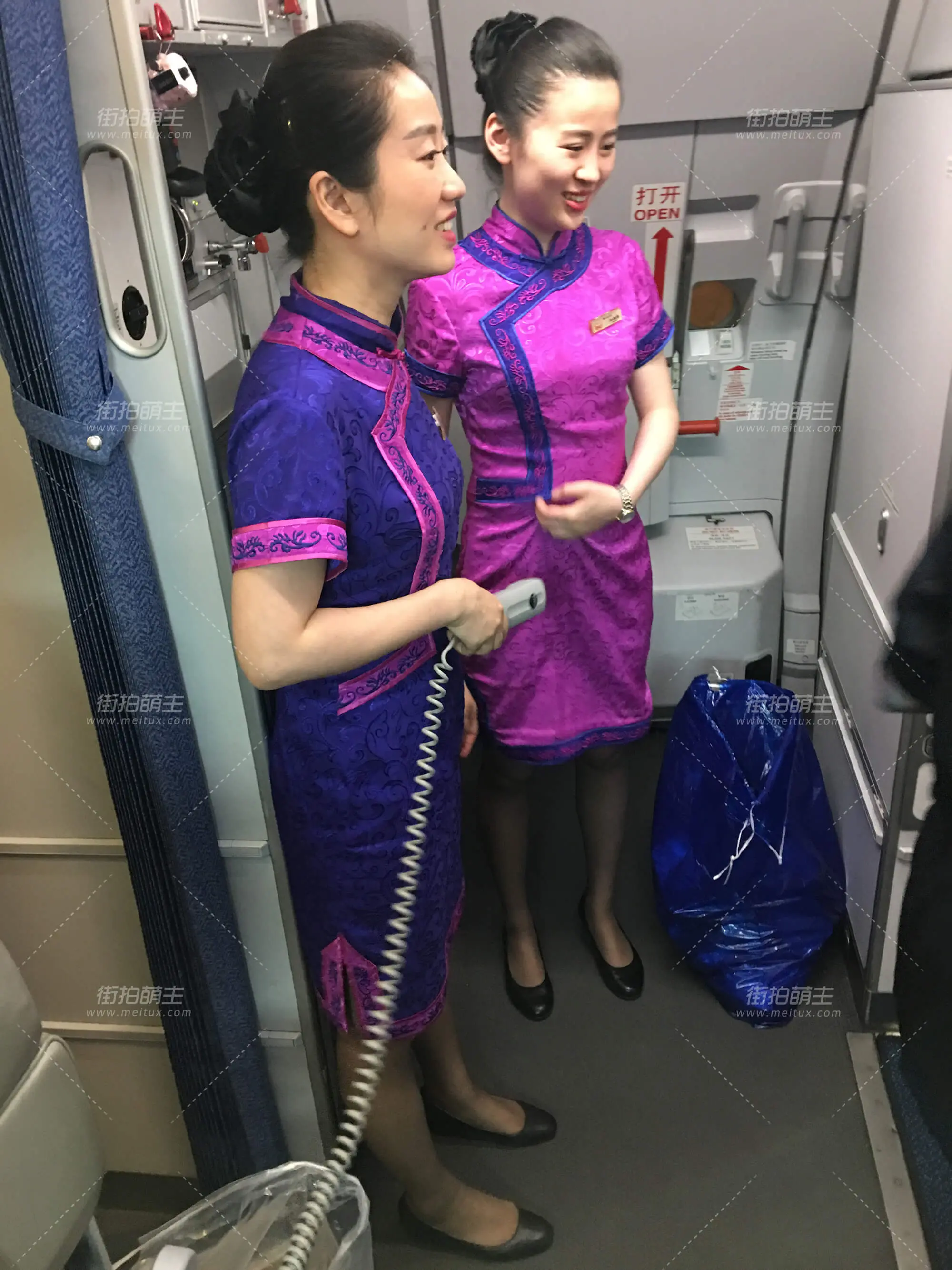 新春福利第三季-老川航旗袍-稀缺拍摄资源-漏长筒袜脚 [50P-95MB]