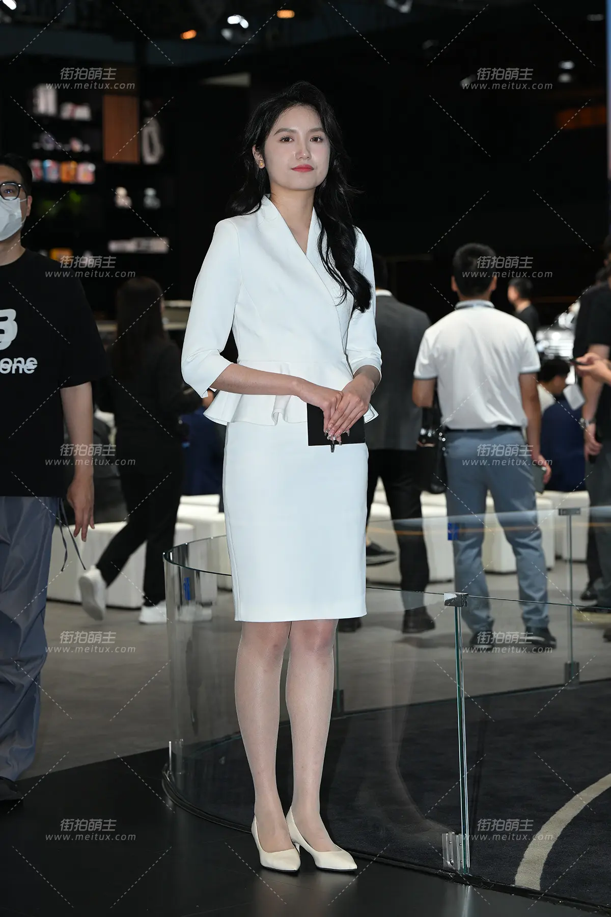 241115-68=34 高挑美腿丝袜小姐姐 [34P-688MB]