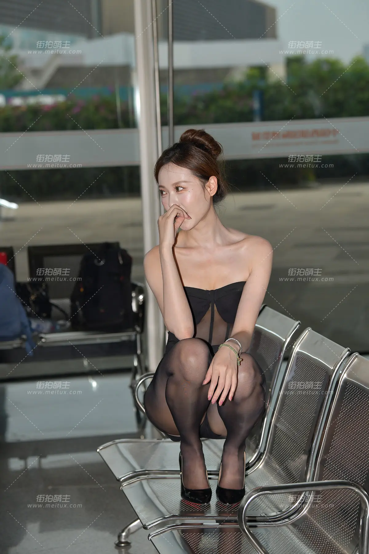 2491-1=56 裹胸黑丝大长腿 小龙鼠 [57P-1.26GB]