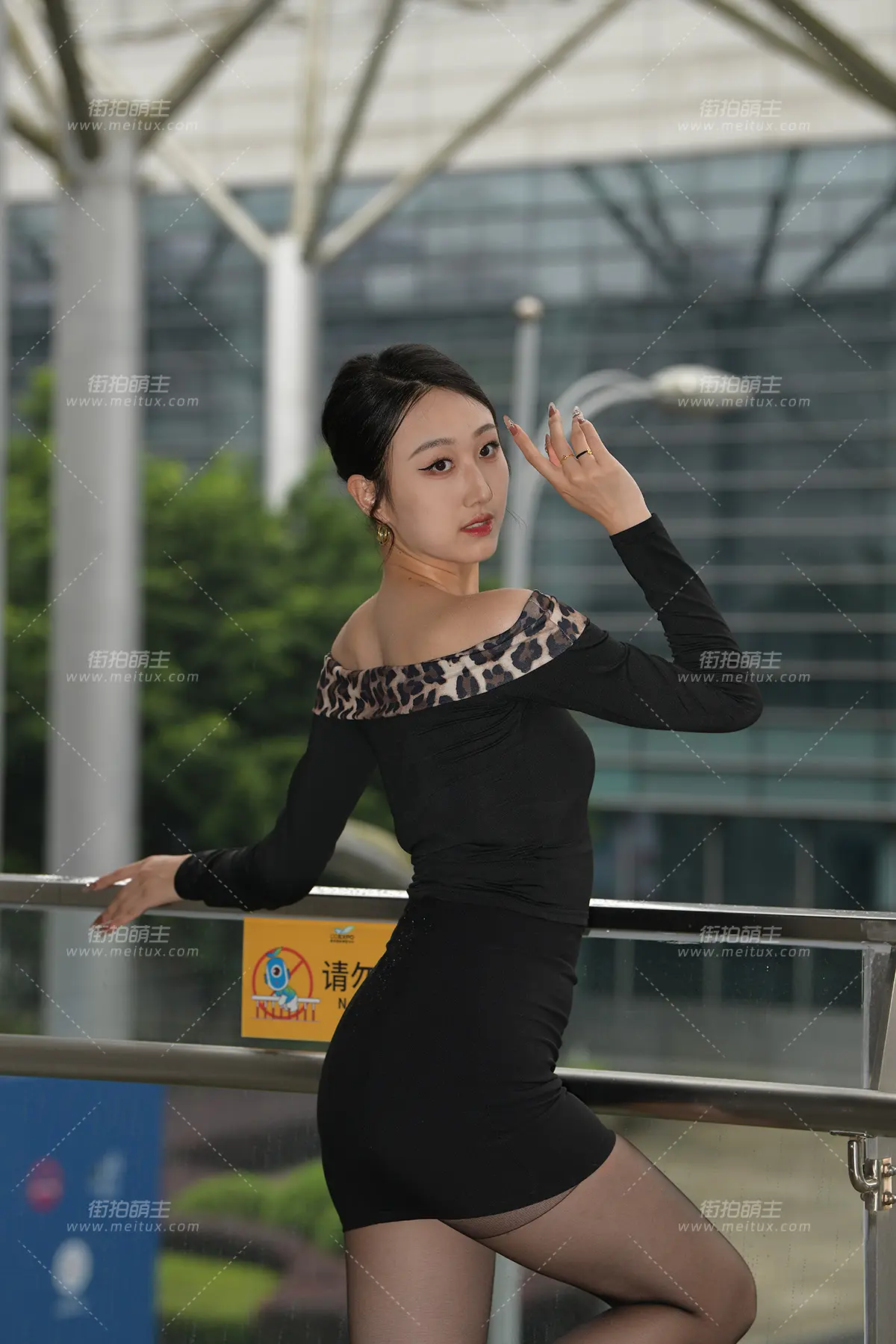 24611-5=135 黑丝大长腿 在换鞋呢 [135P-3.22GB]