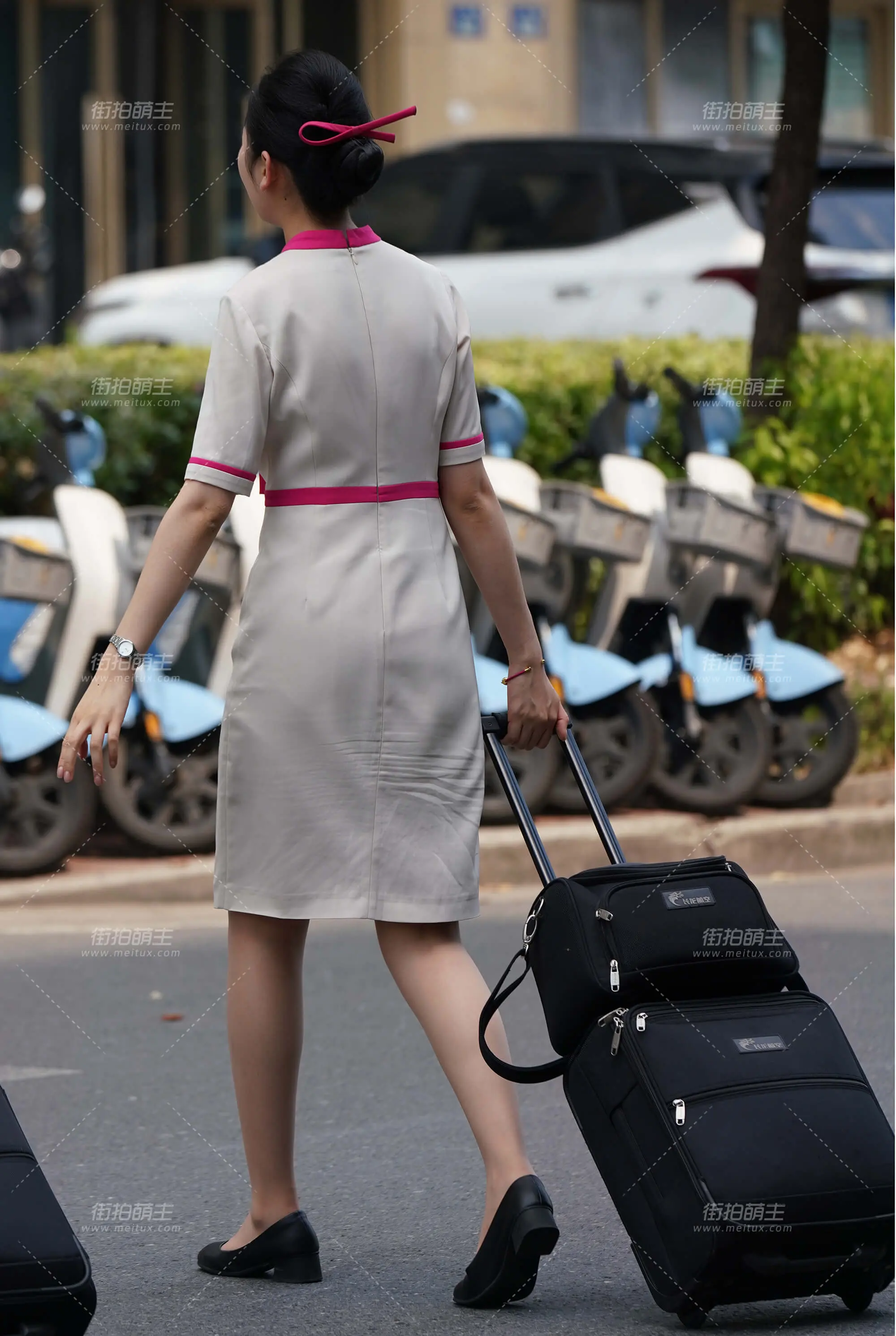 25空姐街拍-长龙阳光下肉丝闪闪东航乘务长蓝色眼影金棕丝 [49P-1.27GB]
