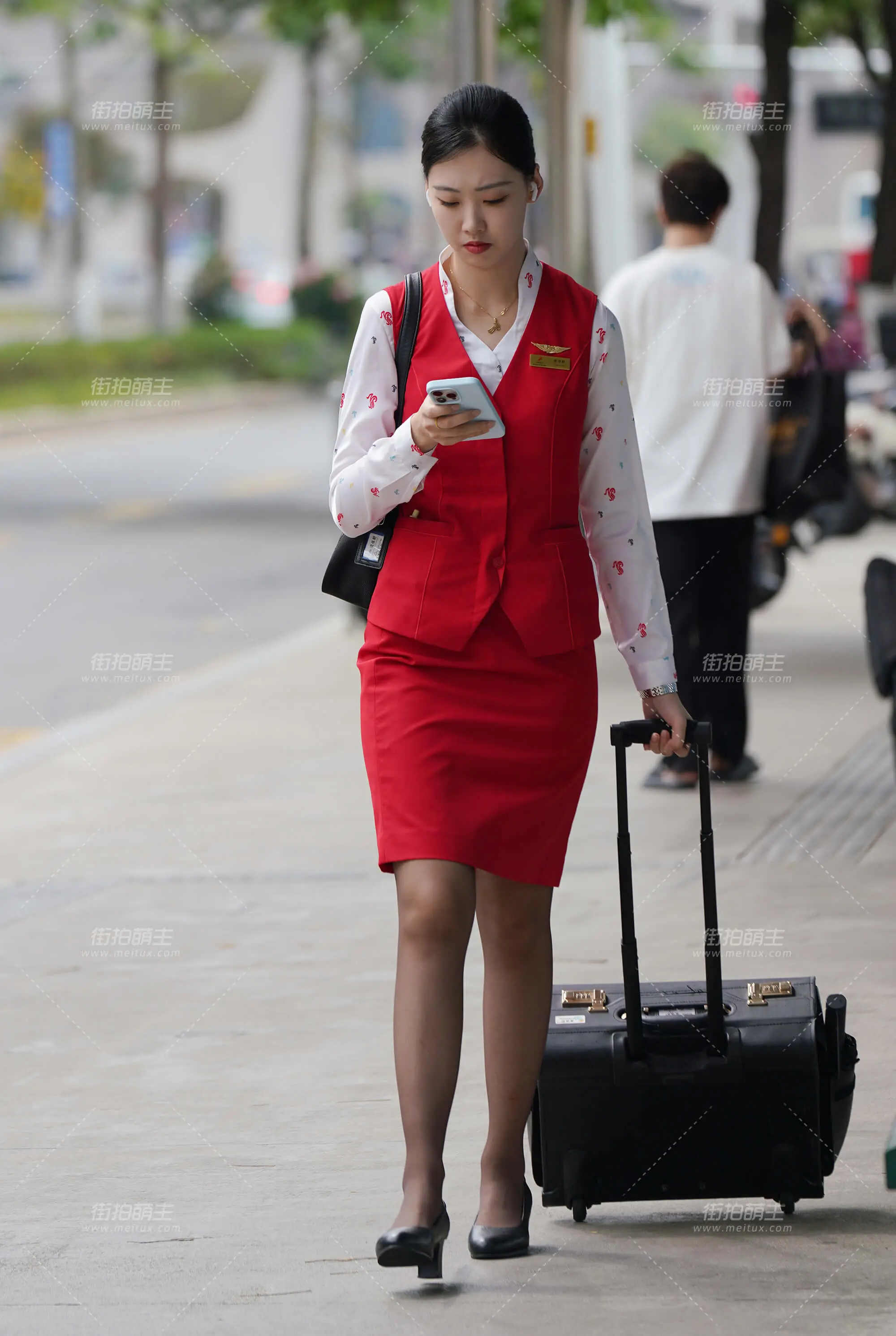 25空姐街拍-高挑的深航深咖色丝空姐光泽不错-超近距离拍摄 [47P-1.17GB]