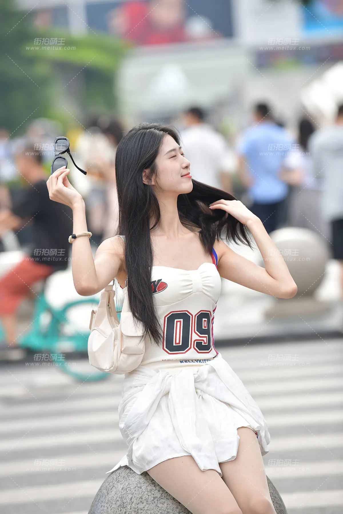 25325-4=129 大长腿，丝袜小姐姐 [129P-3.00GB]