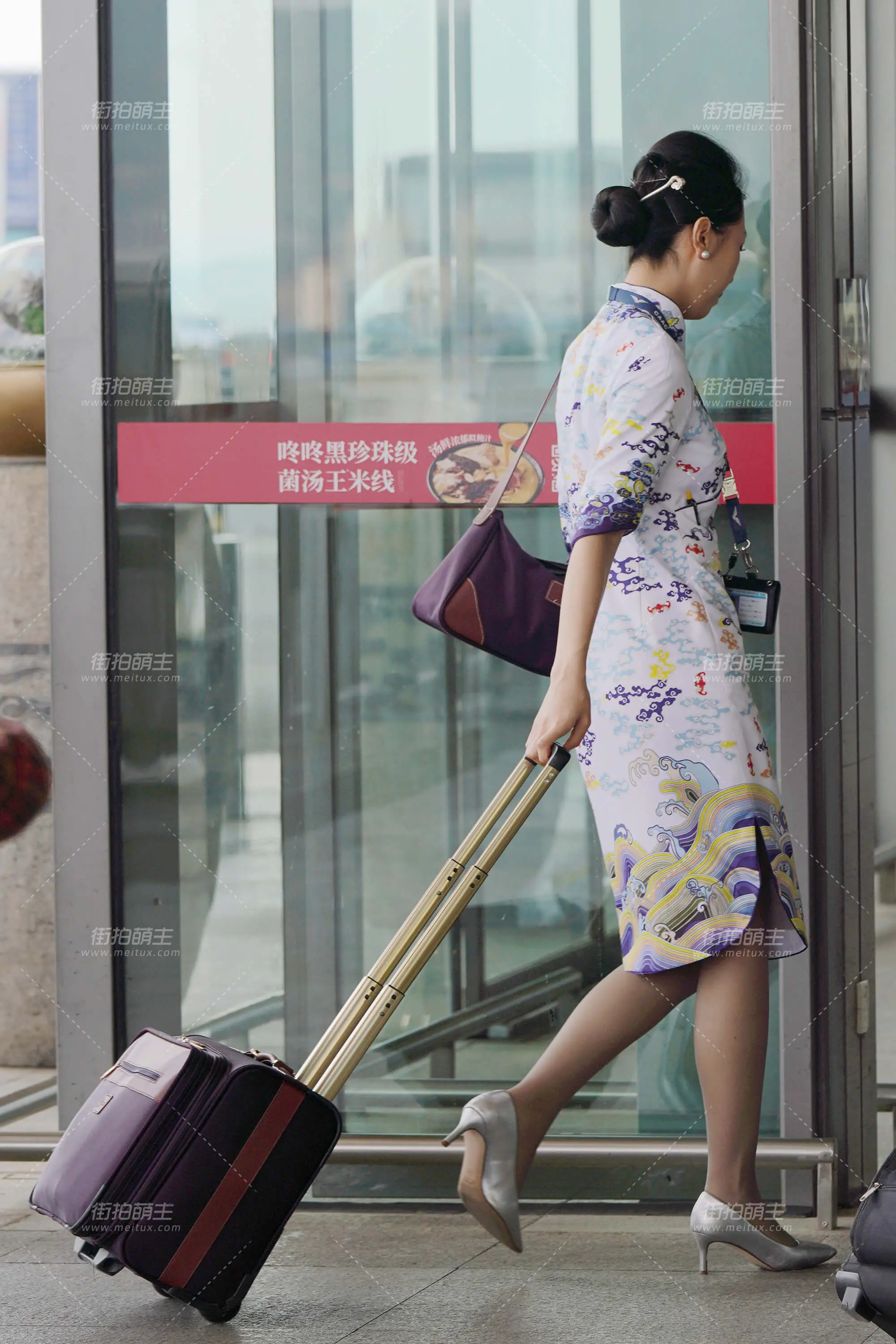 25空姐街拍-昆航蓝色黑丝裙子显出了痕迹-海航银色高跟灰丝 [45P-1.24GB]