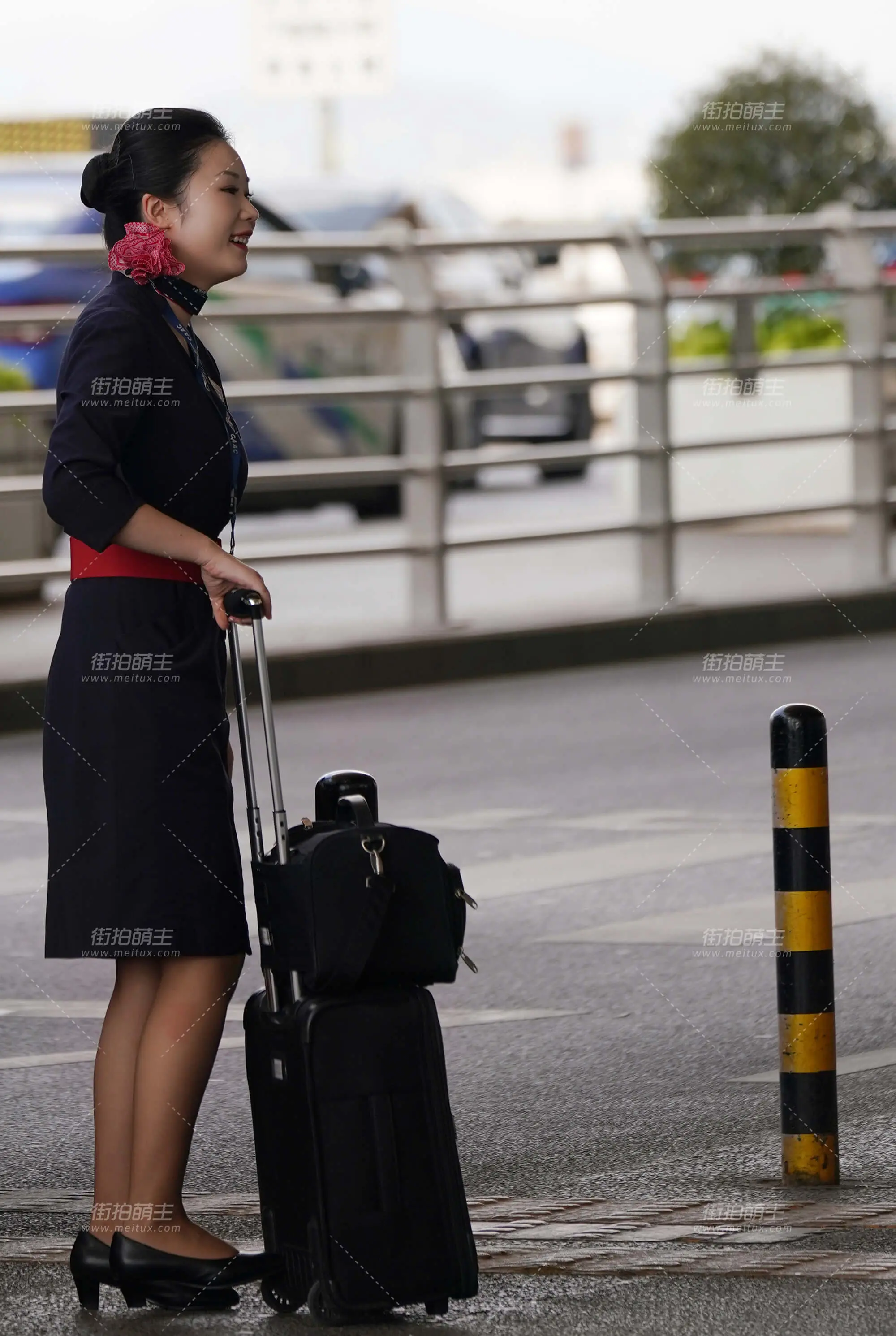25空姐街拍-上班的东航空姐每个都不一样的感觉 [34P-834MB]