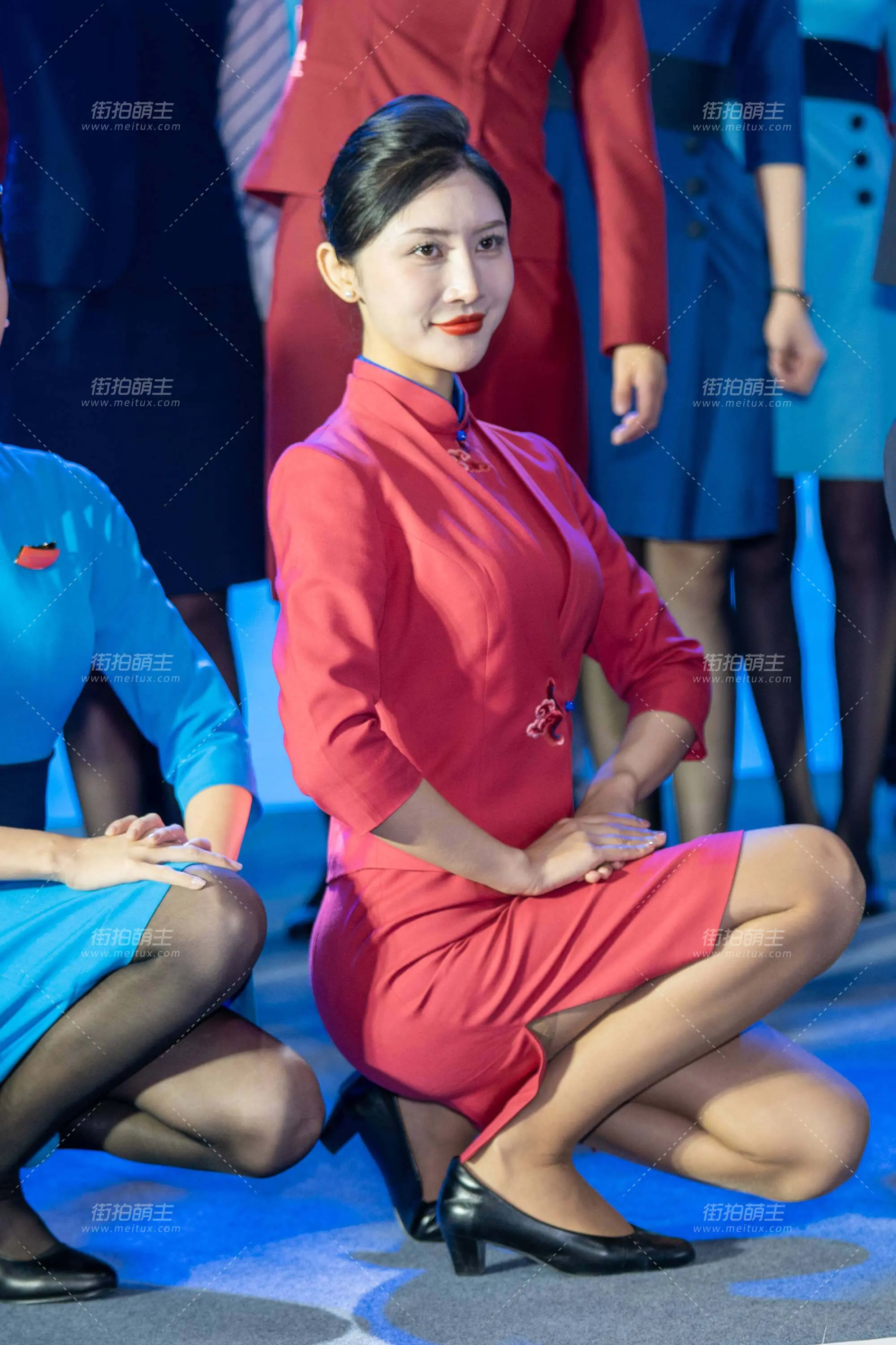 东航空姐不小心漏出了金棕色长筒袜的袜跟-好看的大腿根部 [40P-495MB]