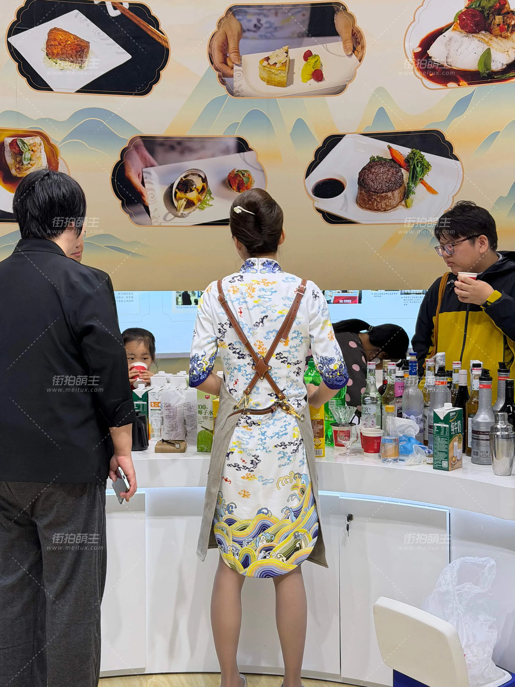 海航饮料餐区后台空姐蹲姿态 [13P1V-542MB]