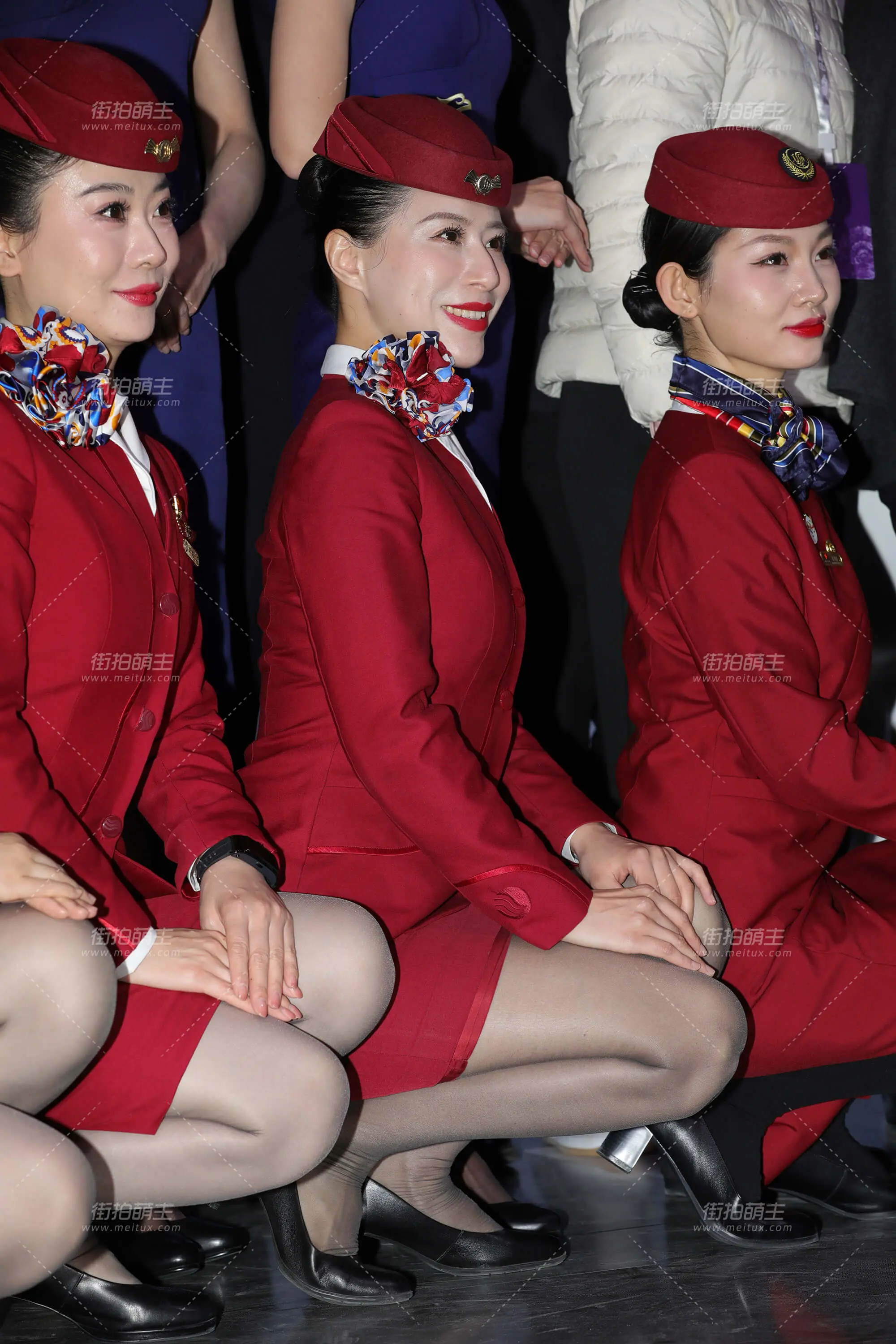 山东航空空姐成熟稳重职业韵味深灰丝美腿 [90P-747MB]