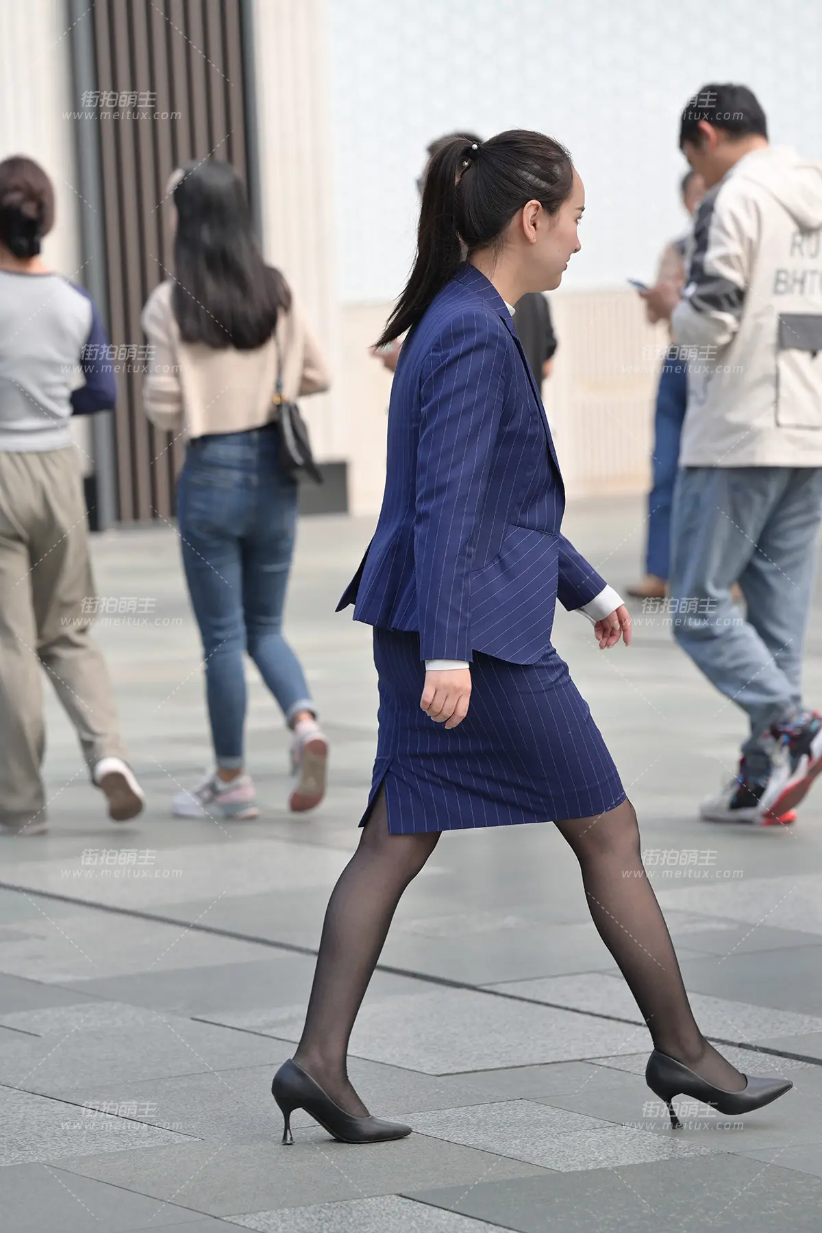 23511-13=22 街拍职工黑丝制服 [22P-406MB]