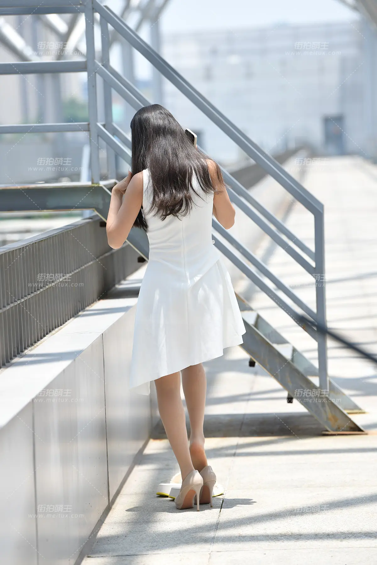 24610-5=59 搭讪车展女主持拍外场丝袜换鞋 [59P-1.25GB]