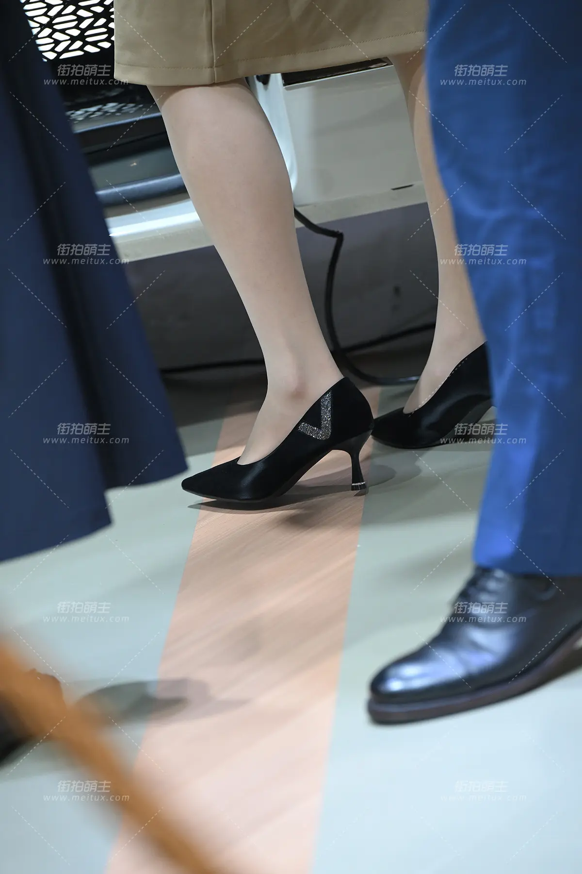 2592-30-75 商务车 少妇头韵味肉丝 [75P-1.24GB]