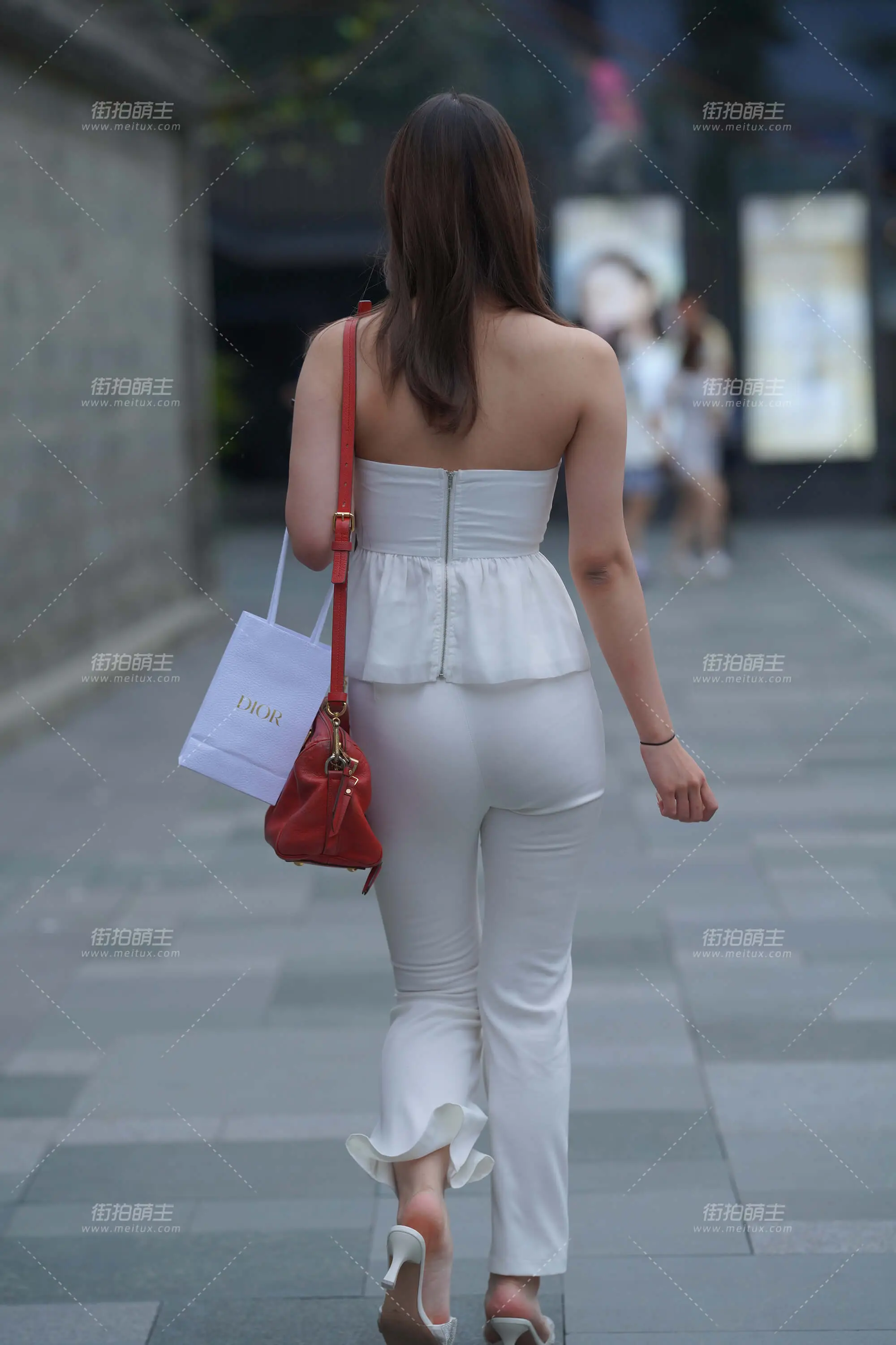 210617-18 时髦的女人 [140P1V-1.70GB]