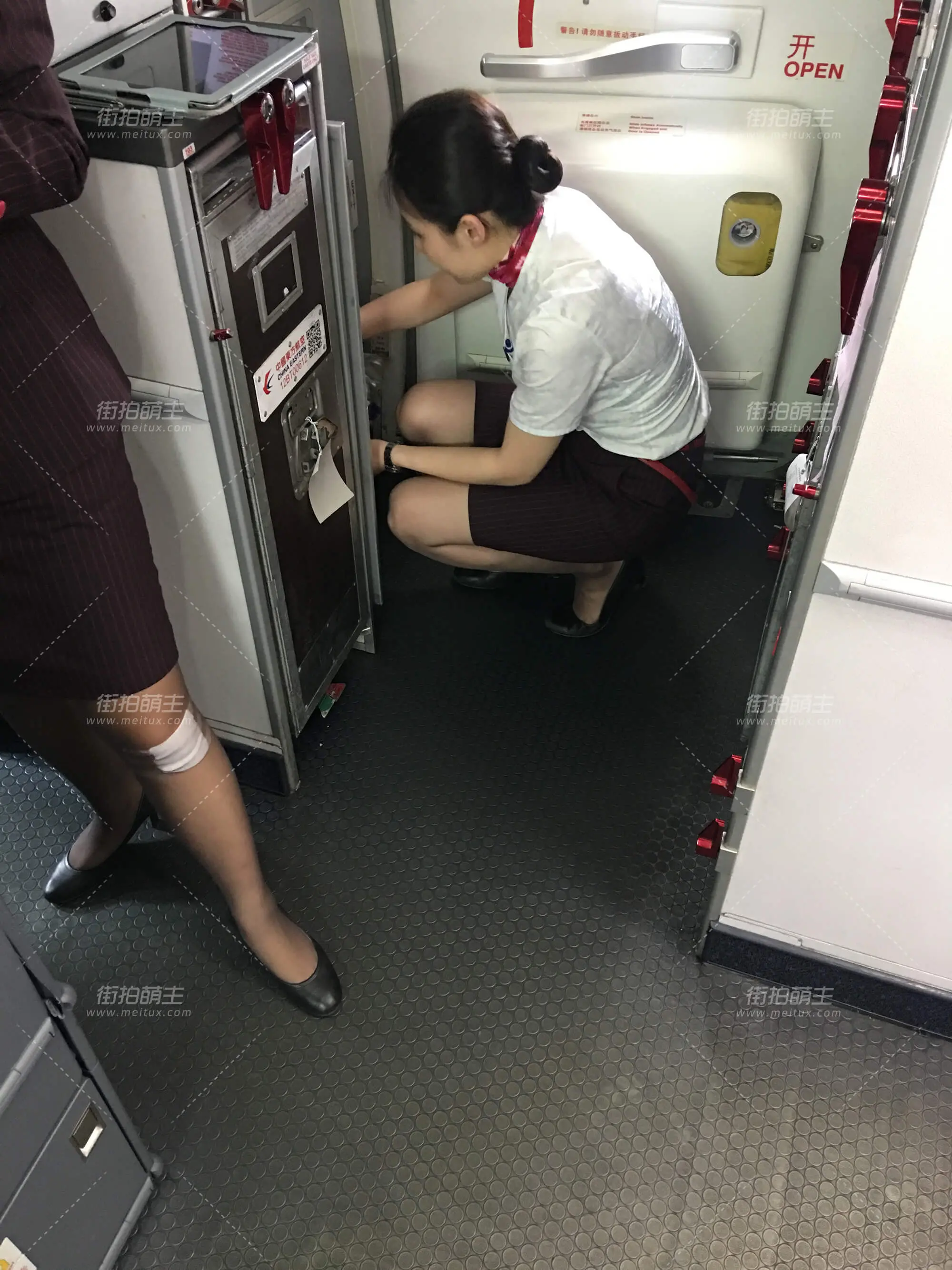 稀缺资源-机上拍摄-第三季-春秋灰丝勾丝-上航受伤 [30P-88MB]