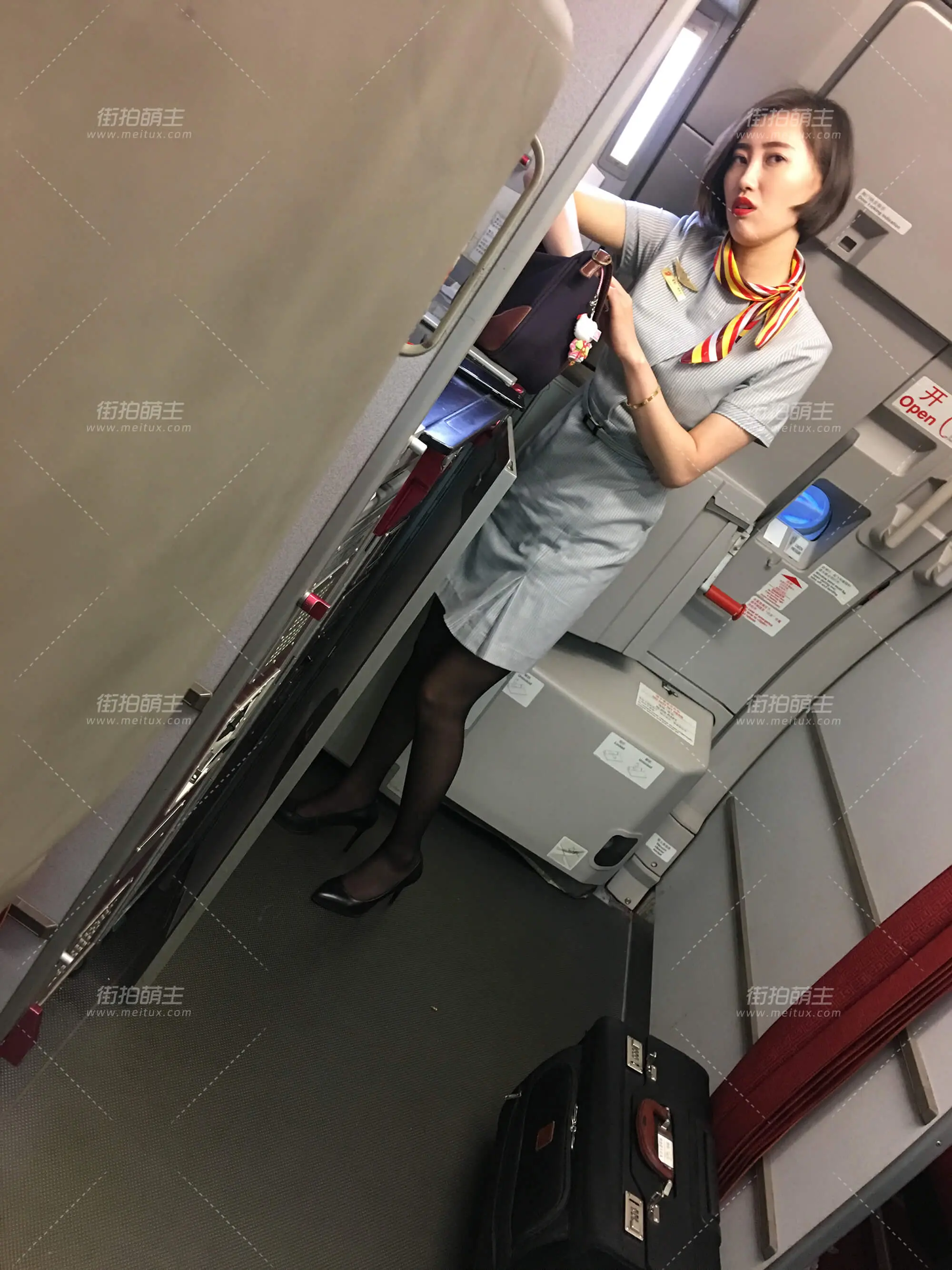 海航经典国际灰机上拍摄第一季-乘务长的细高跟拍你还笑 [55P-112MB]