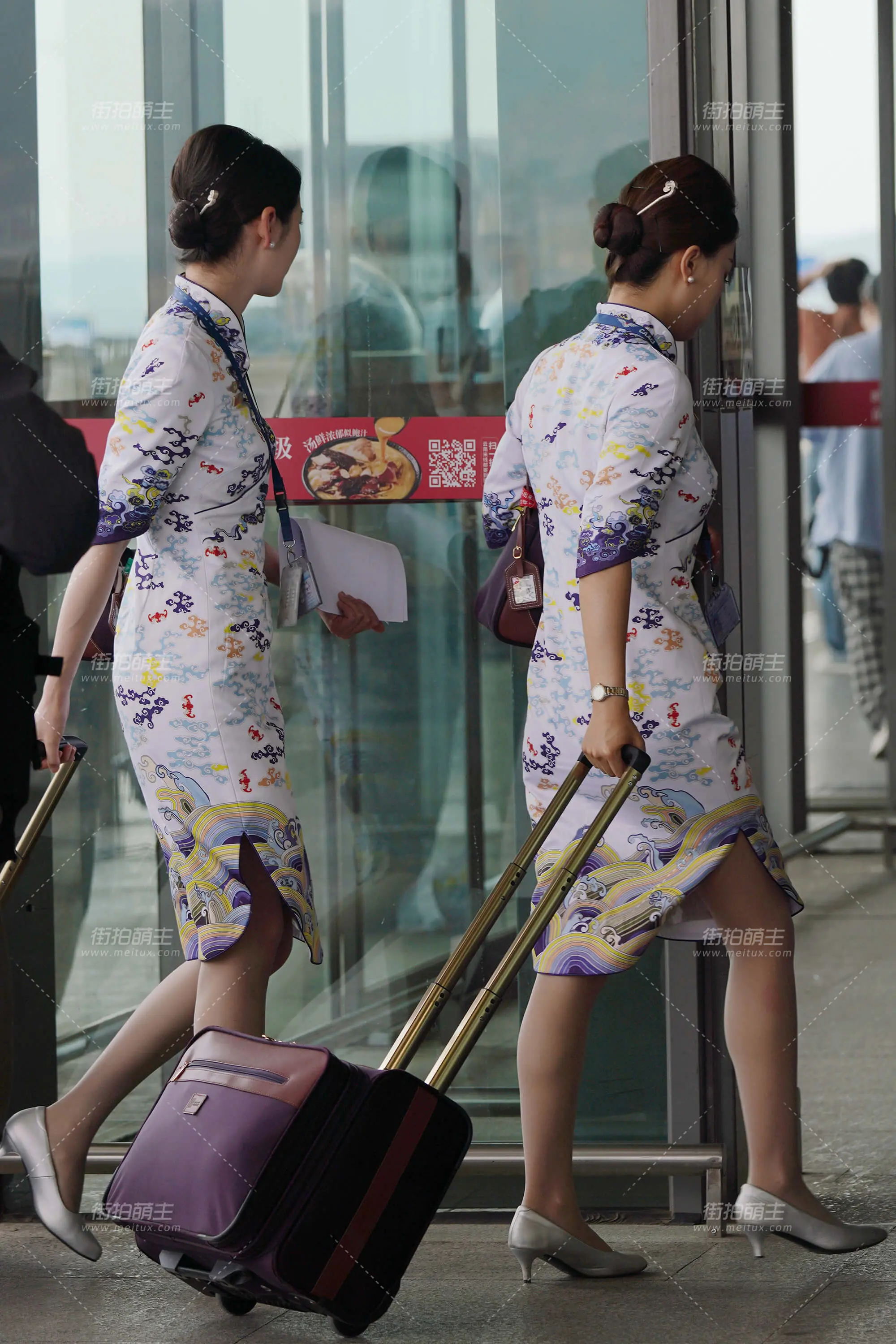 25空姐街拍-昆航蓝色黑丝裙子显出了痕迹-海航银色高跟灰丝 [45P-1.24GB]
