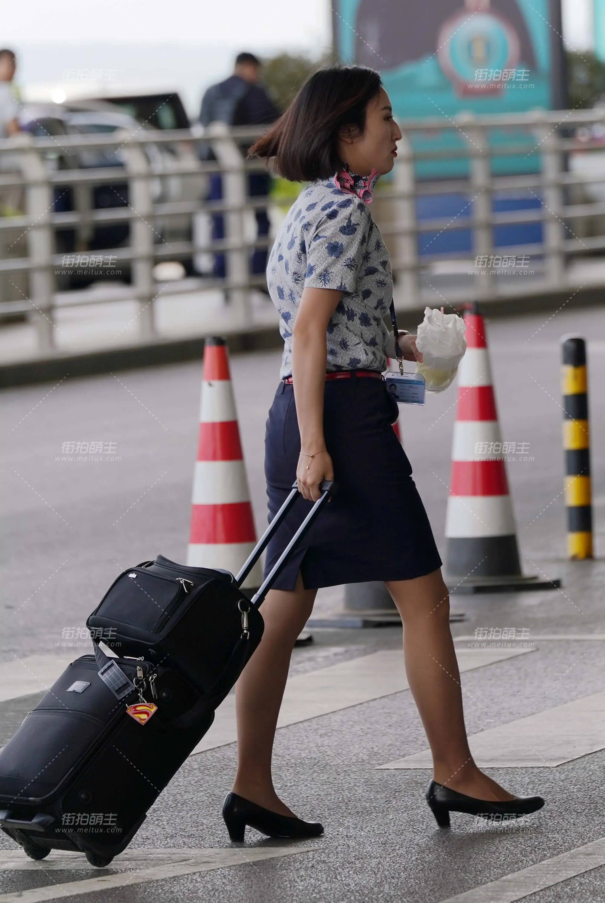 25空姐街拍-青花瓷显身材两款不同高跟细跟好看 [39P-976MB]