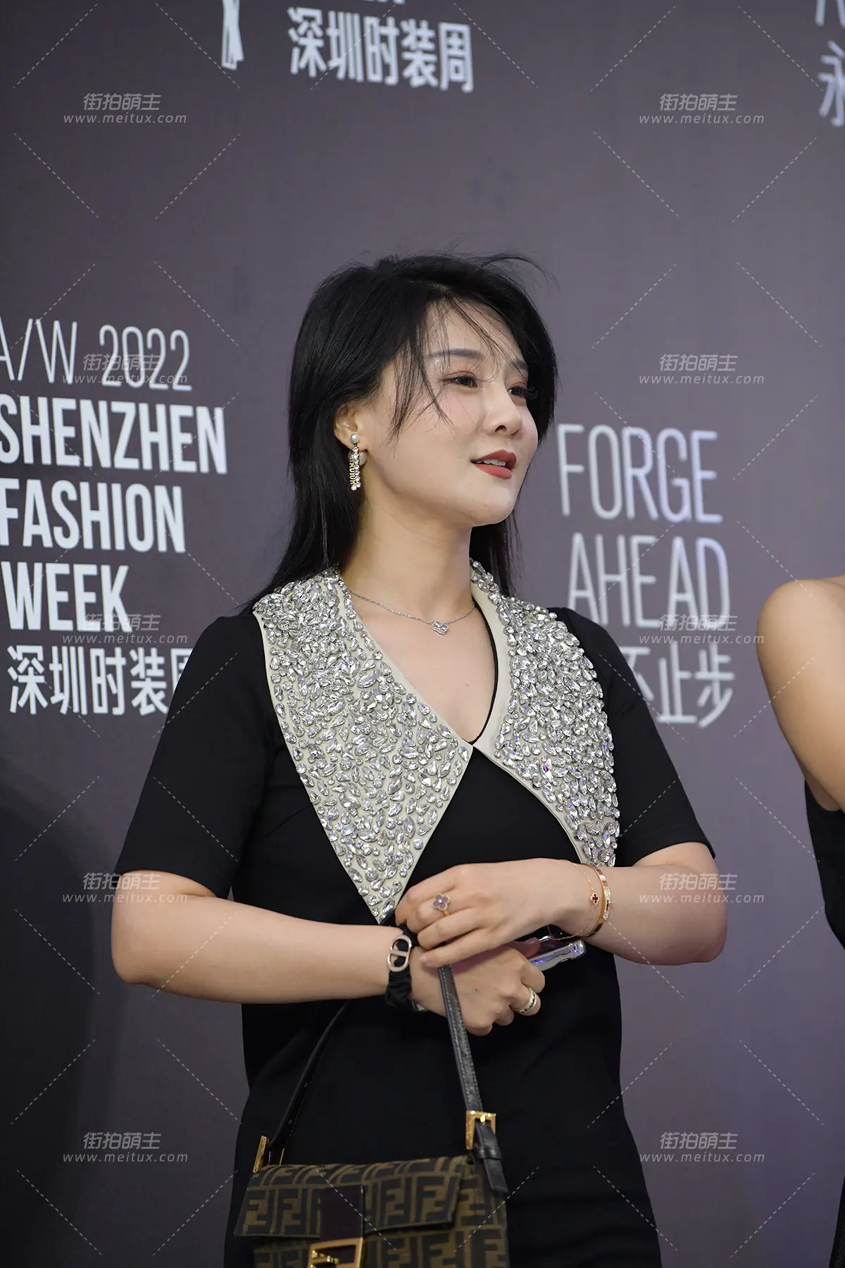 22426-18=137 韵味黑丝轻熟女 [137P2V-4.41GB]