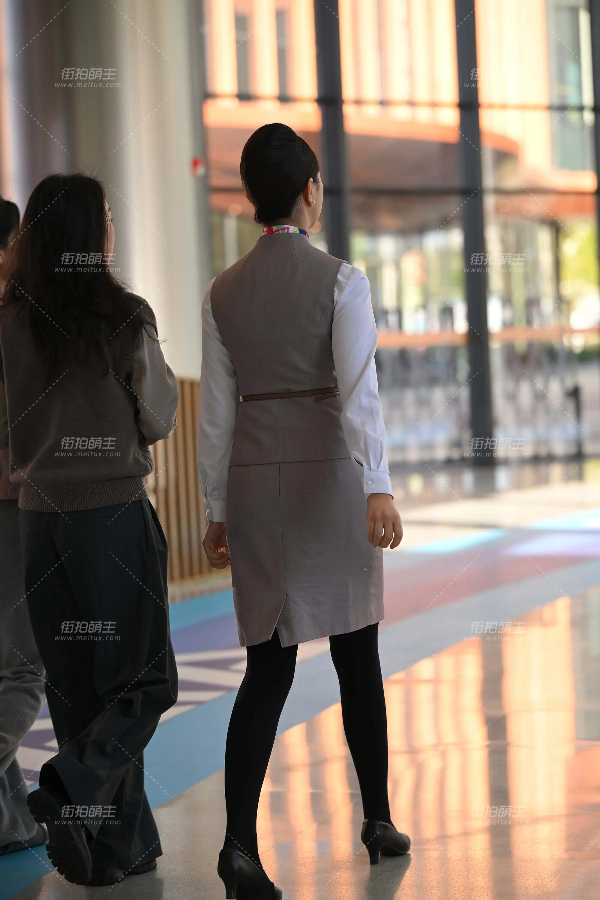 SH25-261-72 微厚黑丝-灰色制服-这是哪家空姐呢 [72P-1.41GB]