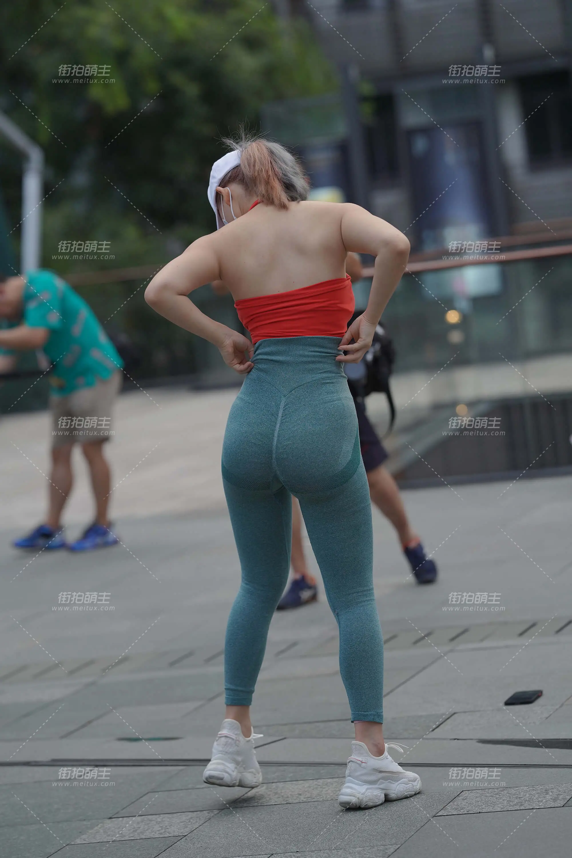 210804-14 不知道她在干啥 [47P1V-865MB]