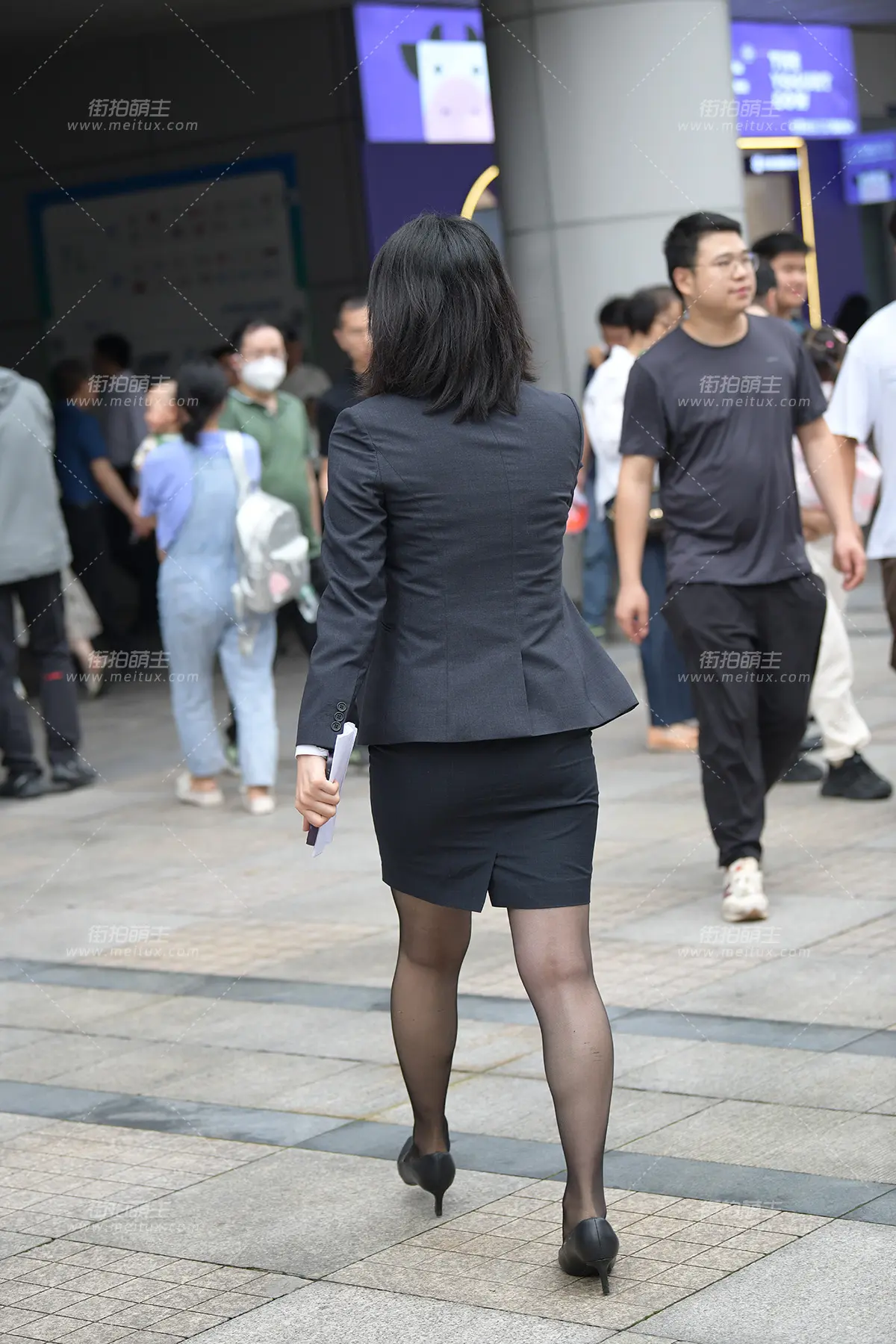 2468-33=55 这身打扮，一看就是高级销售员 [55P-1.28GB]